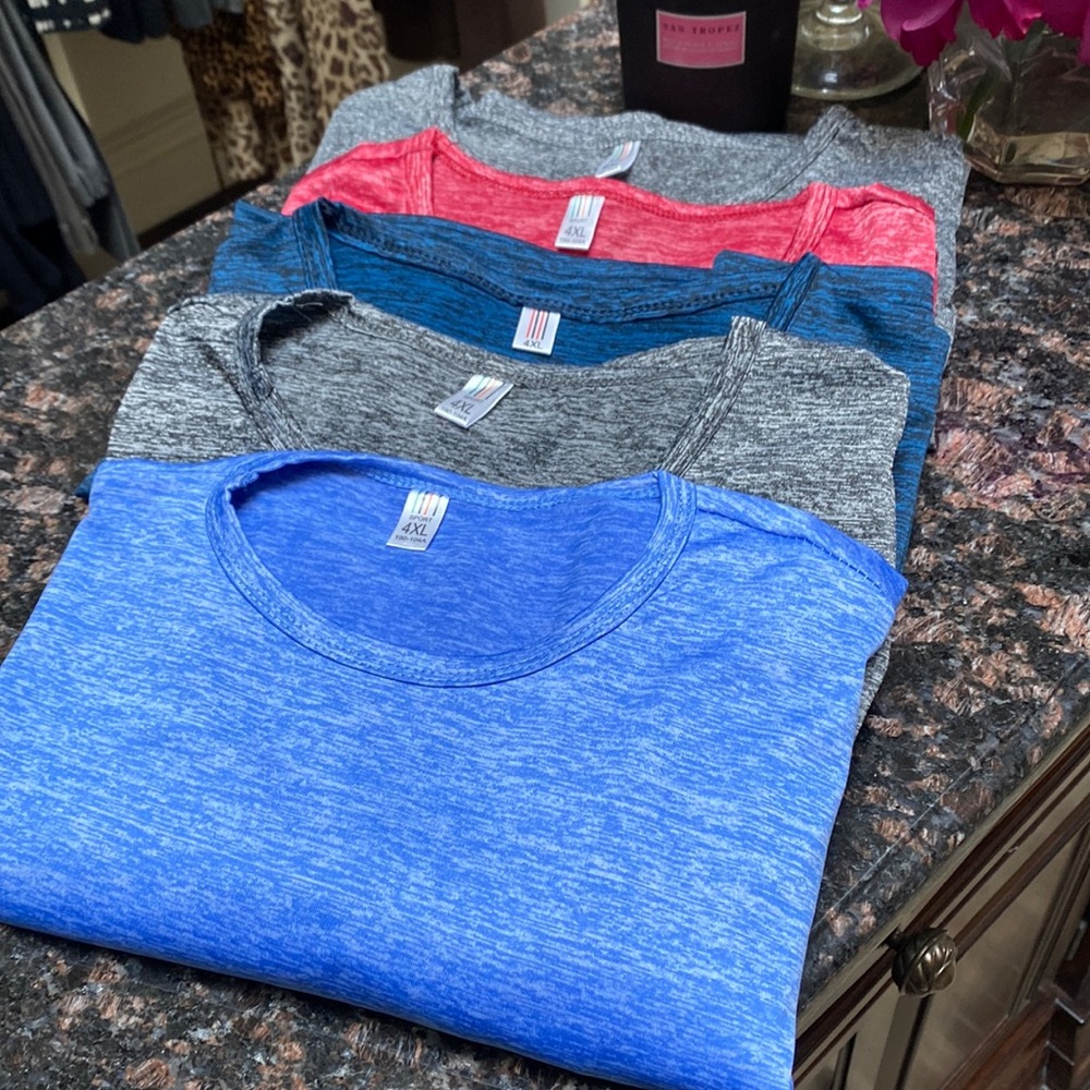 5 Men’s T-Shirts  Short Sleeve Crew Neck. Stretchy.  Fit like M!  NEW!